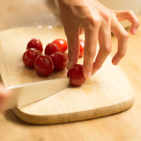 preparazione insalata di noci e formaggio caprino